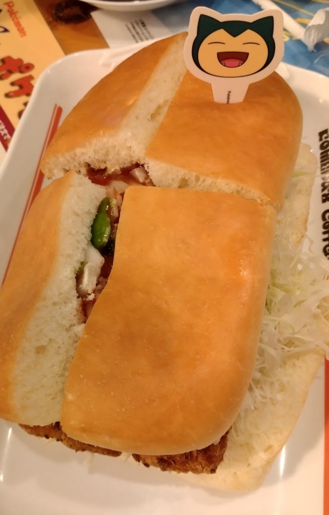 コメダ珈琲　カビゴンのサルサチキンカツパン