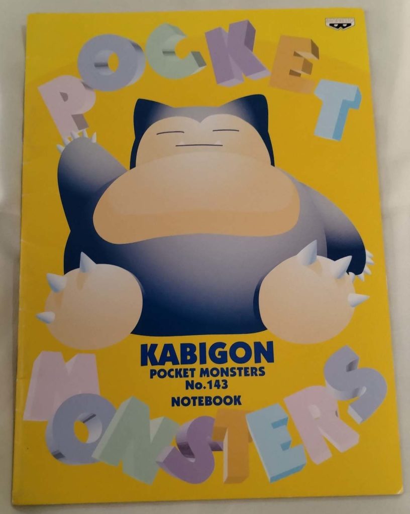 バンプレストよりカビゴンが左手を上げている黄色のノートのデザイン