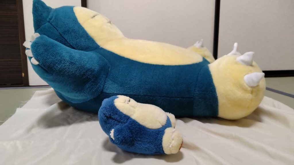 おっきなカビゴンぬいぐるみと大きさ比較