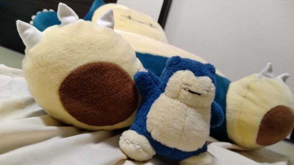 おっきなカビゴンぬいぐるみと大きさ比較（足）